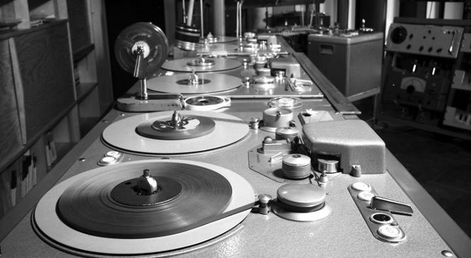 stare stoły z odtwarzaczami taśmy dźwiękowej