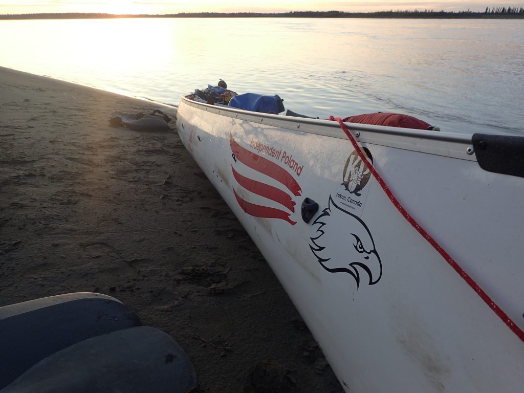 kajak na brzegu z widocznym orłem i nazwą "Independent Poland"