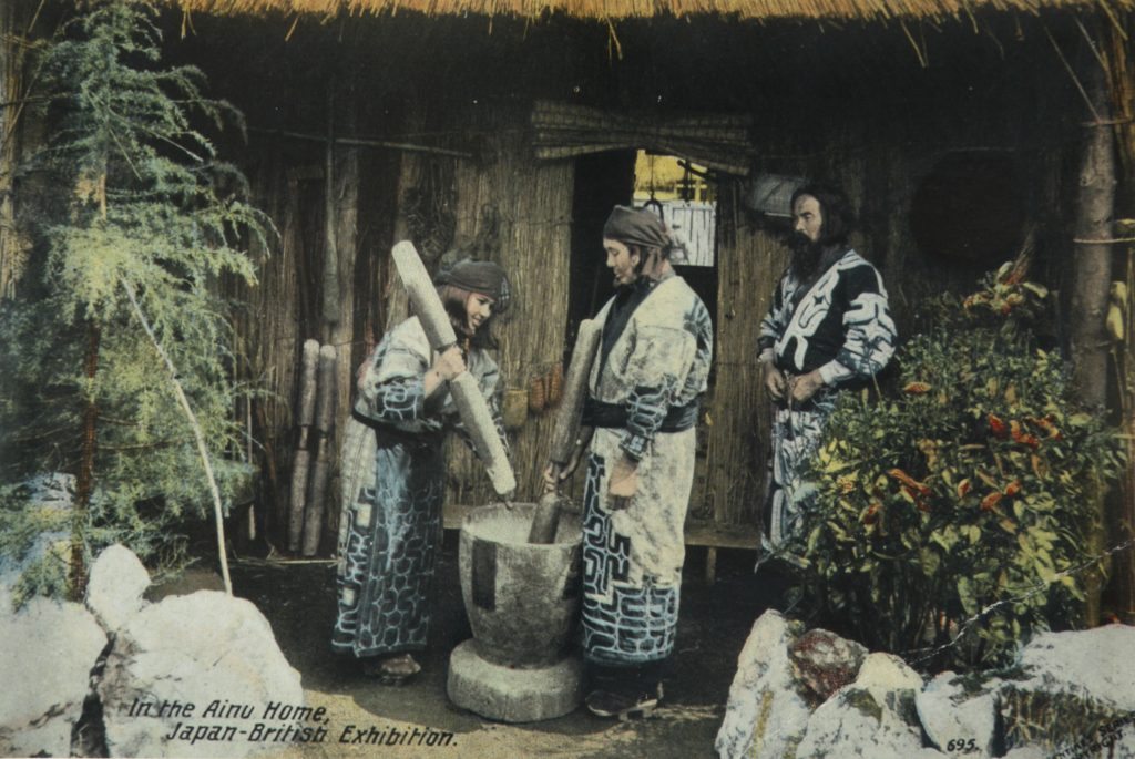 stare zdjęcie ludzi na wsi