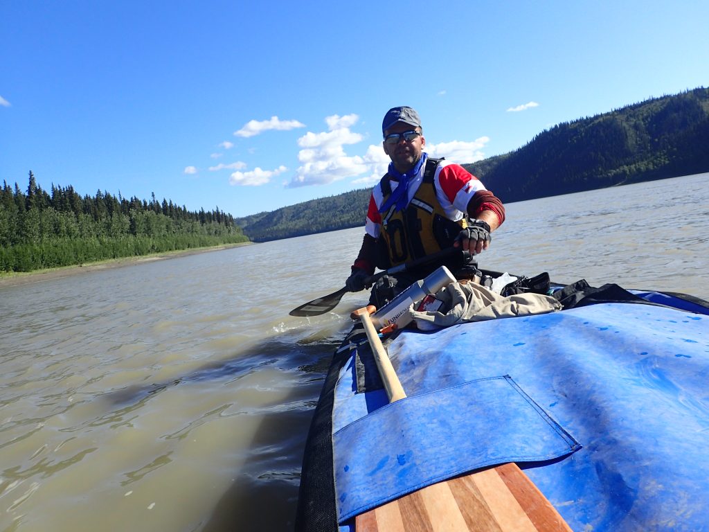 kajakarz w canoe, spływ rzeką