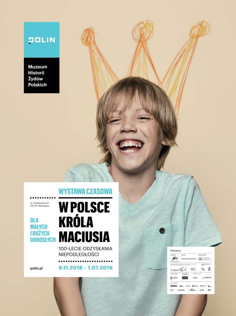 "W Polsce króla Maciusia. 100-lecie odzyskania niepodległości" - plakat wystawy, chłopiec z narysowaną koroną