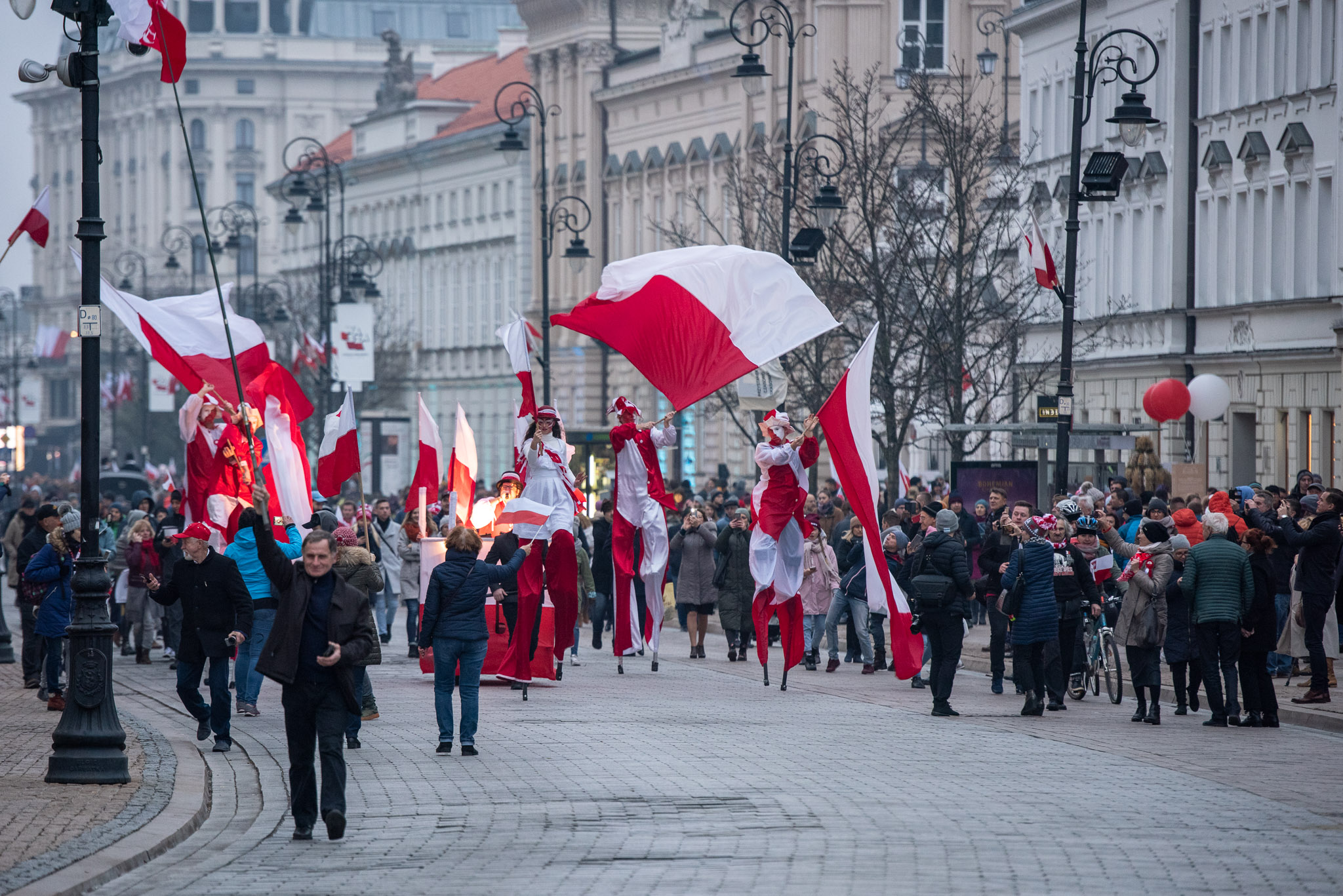 przemarsz szczudlarzy