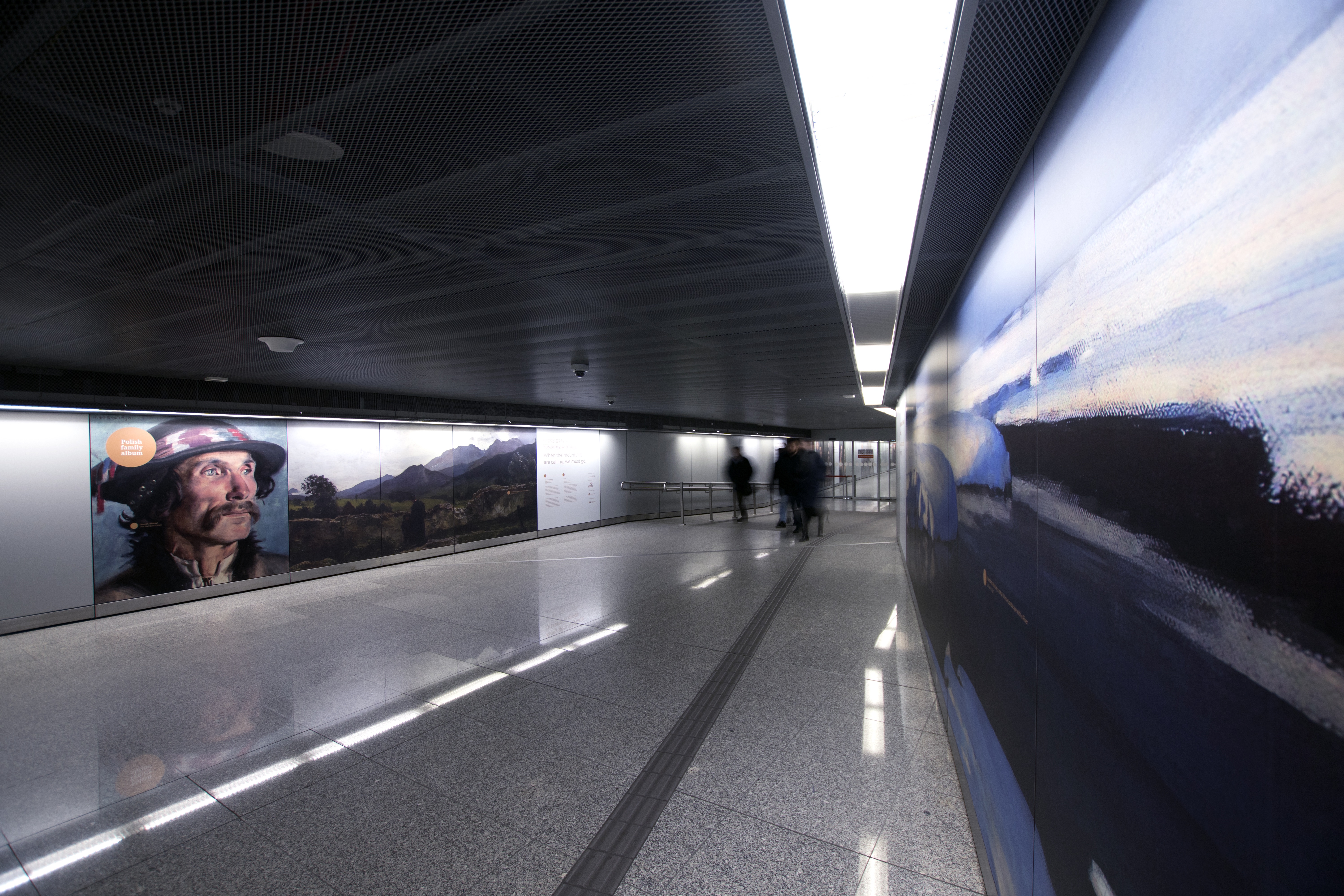 zdjęcie wystawy na lotnisku