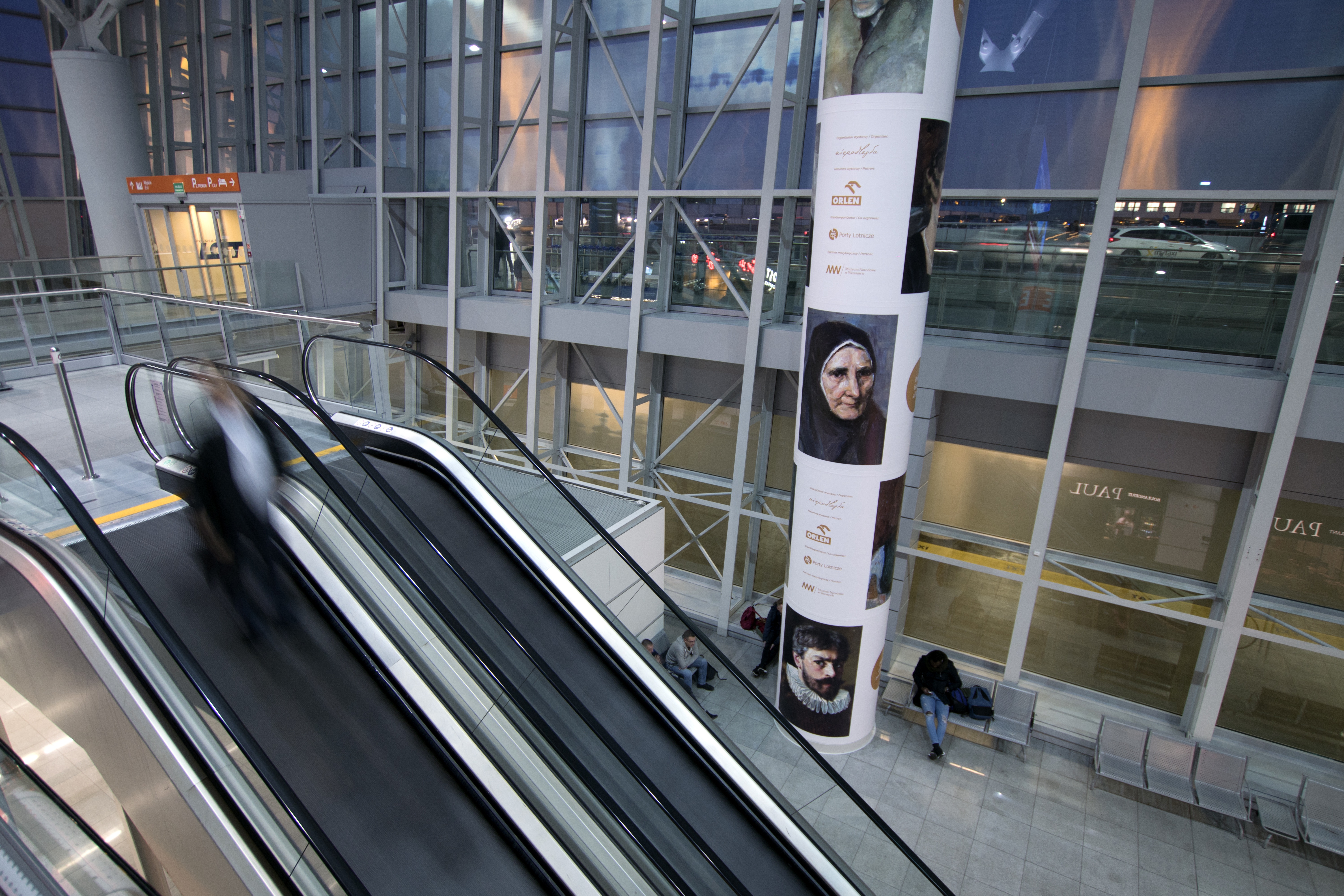 zdjęcie wystawy na lotnisku