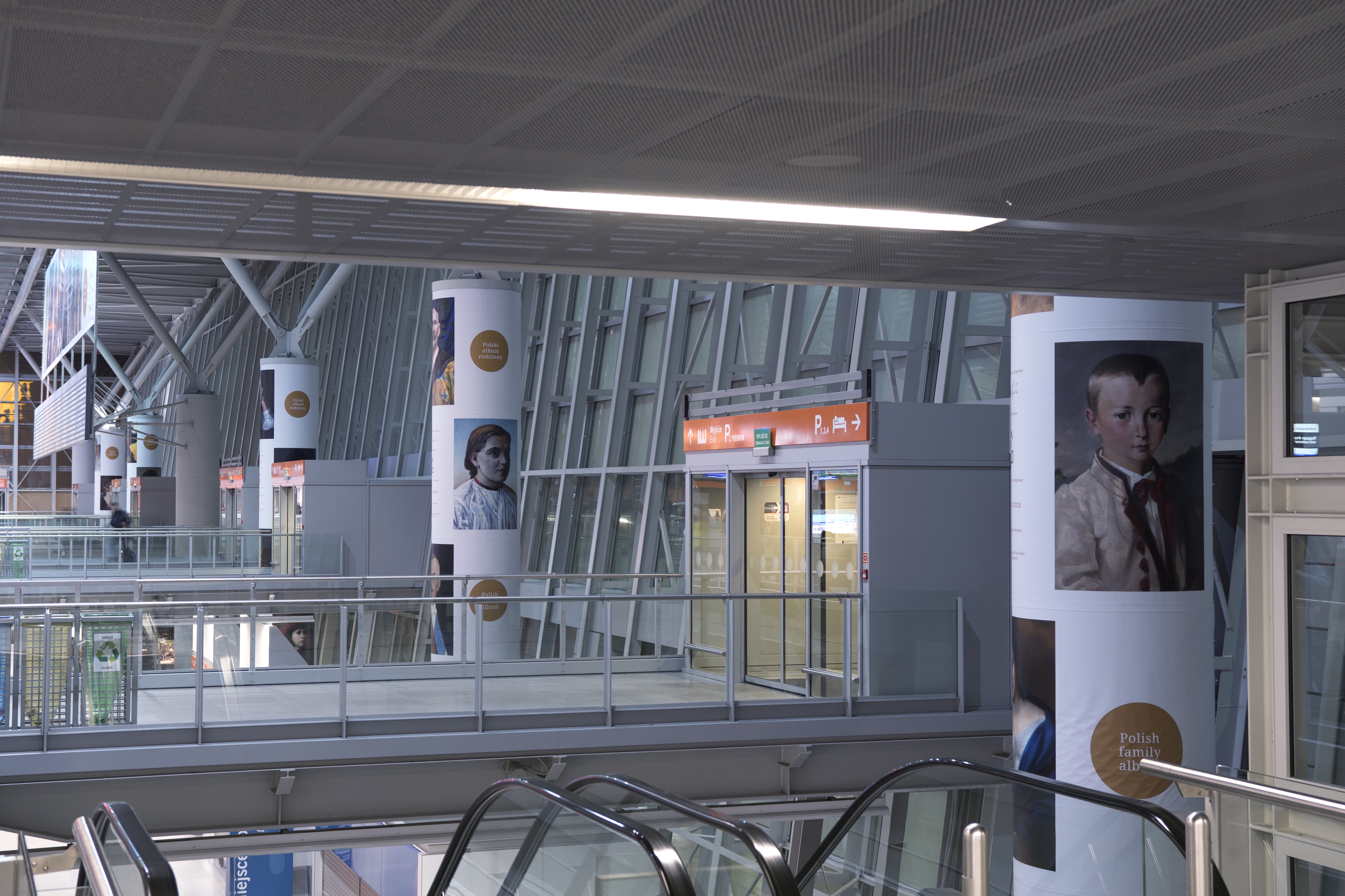 zdjęcie wystawy na lotnisku