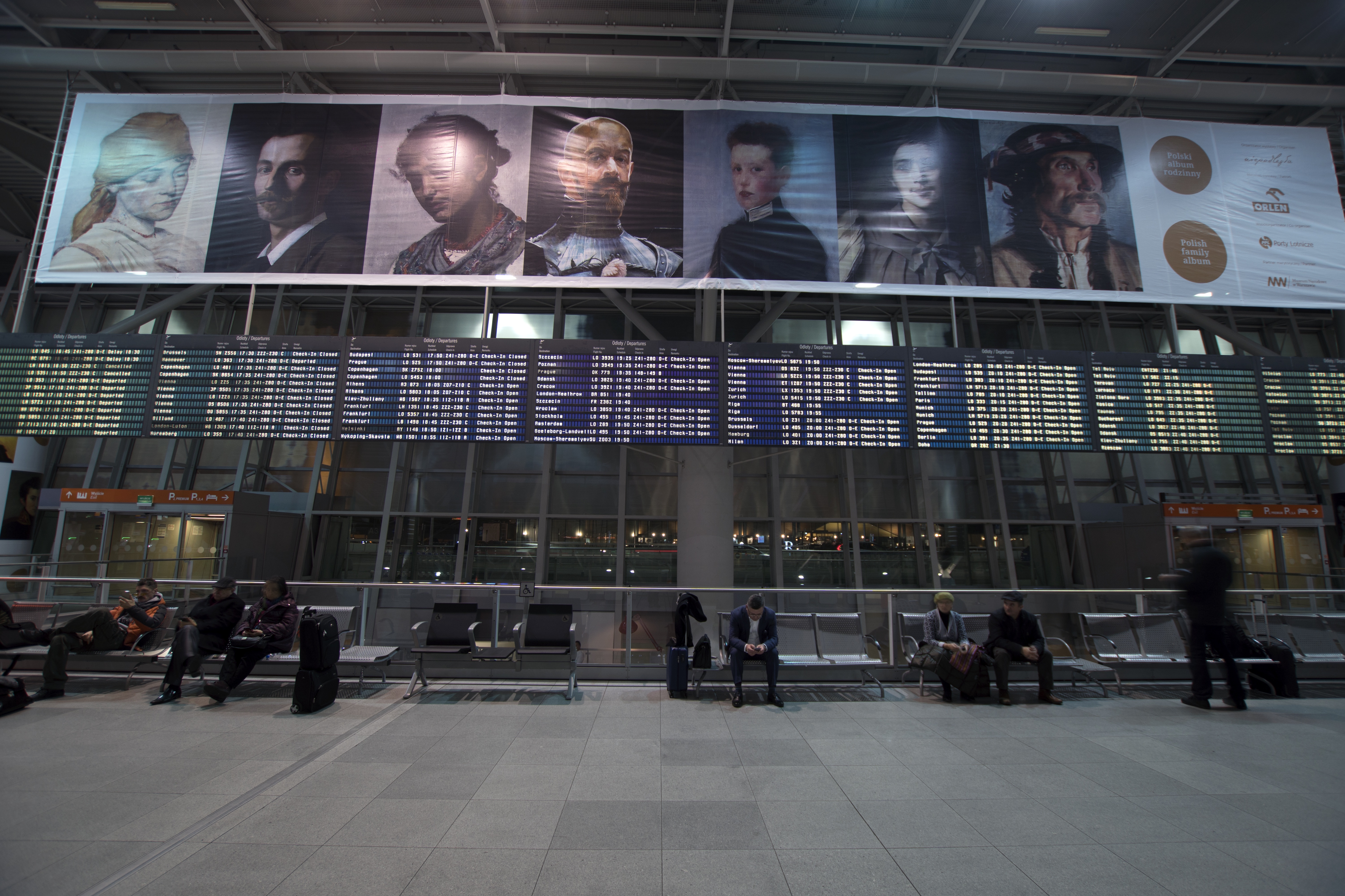 zdjęcie wystawy na lotnisku