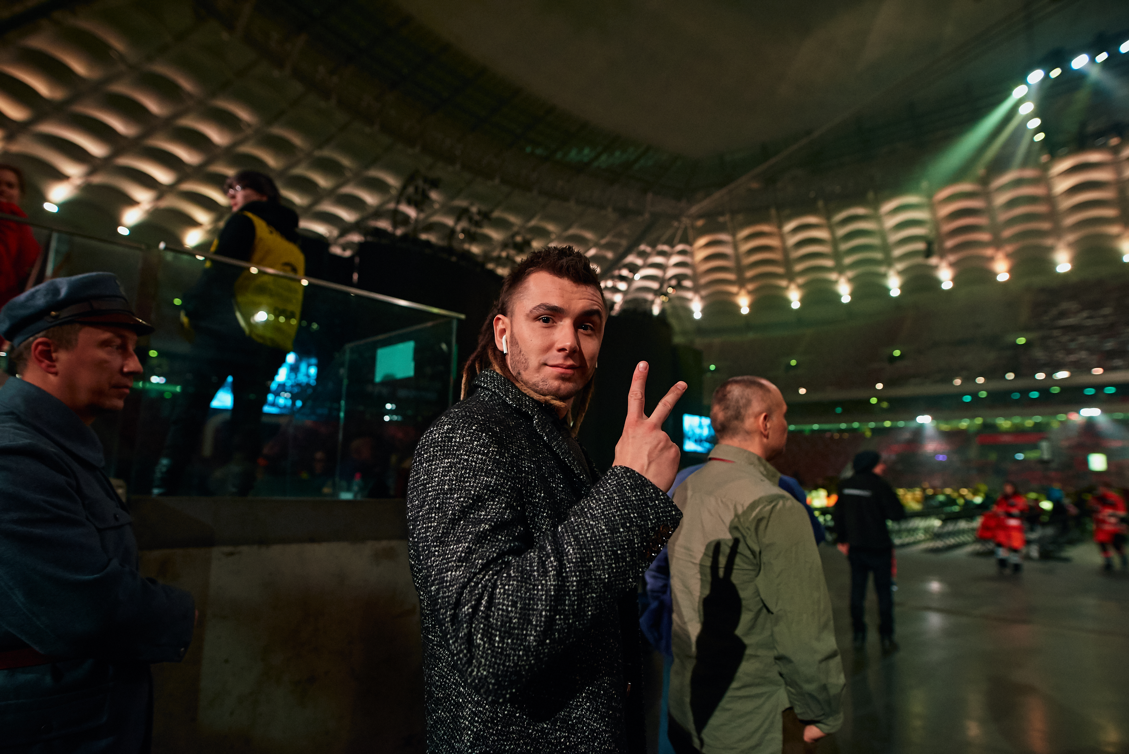 uśmiechnięty mężczyzna, w tle trybuny PGE Narodowego