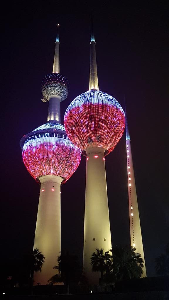 wieże podświetlone na biało-czerwono