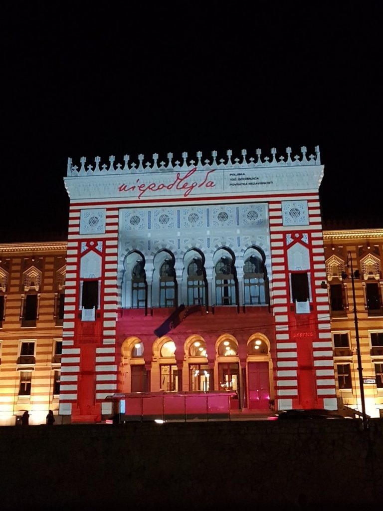 budynek z iluminacją biało-czerwoną