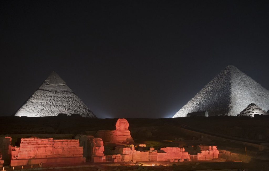 piramidy podświetlone na biało, sfinks na czerwono