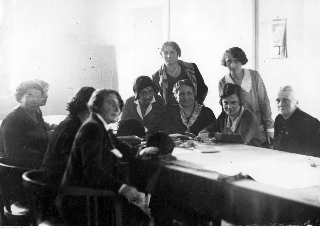 Posiedzenie parlamentarnego klubu BBWR w Sejmie, wśród posłanek widoczne m.in. Janina Kirtiklisowa, Eugenia Waśniewska, Zofia Moraczewska, Maria Jaworska, Halina Jaroszewiczowa, 26 listopada 1930, Narodowe Archiwum Cyfrowe