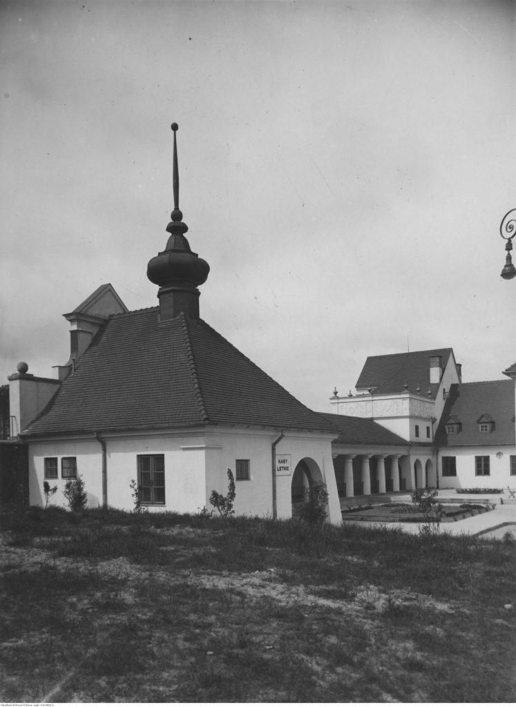 Dziedziniec dworca z kasami letnimi, 1928 r., Narodowe Archiwum Cyfrowe&nbsp;