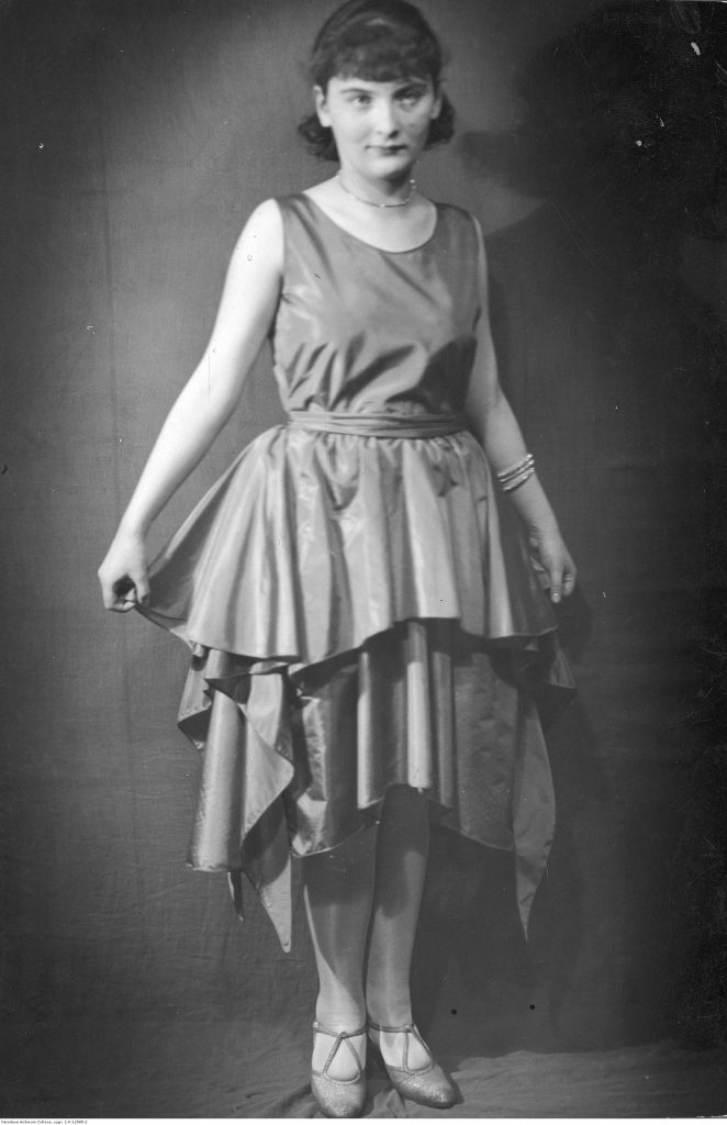 Szenkówna podczas rewii mody w krynolince, 1928 (źródło: NAC).