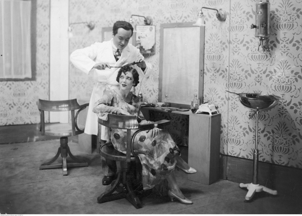 Stanisława Kostecka w roli Edmundy i Kazimierz Fabisiak w roli Maria fryzjera w sztuce „Napoleon ondulacji” inspirowanej postacią Antoniego Cierplikowskiego, Kraków 1930 (źródło: NAC).