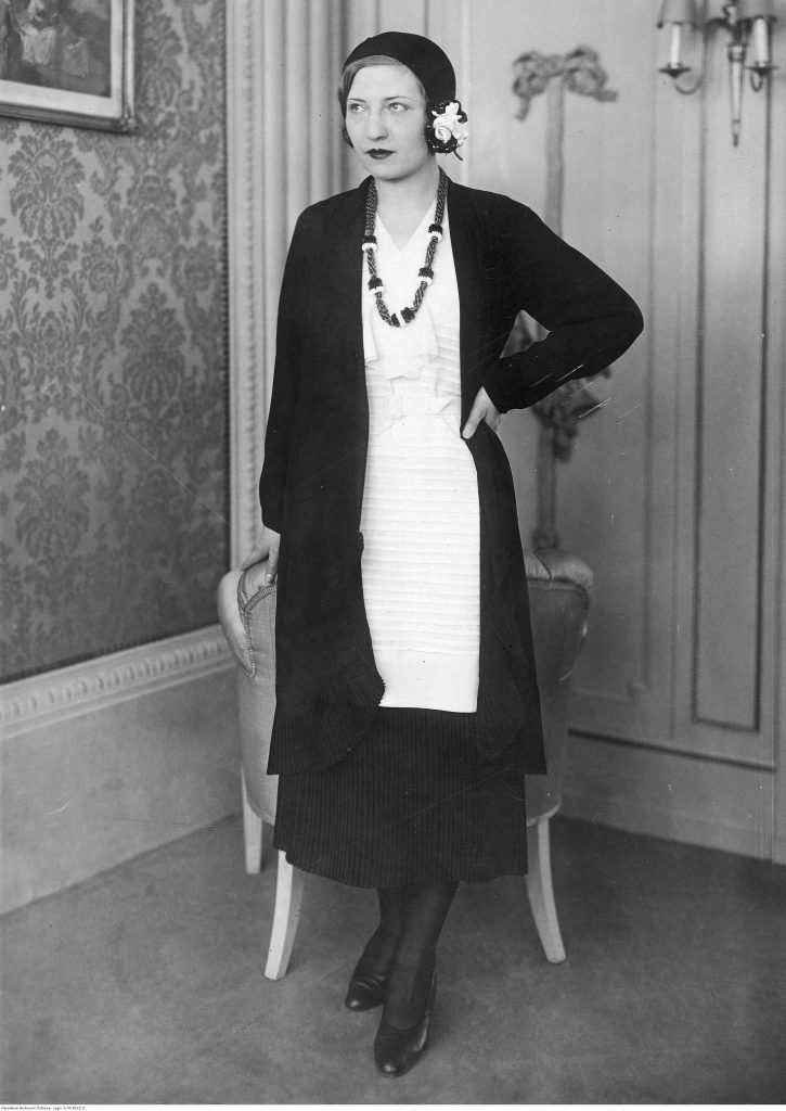 Modelka w białym kasaku, 1931 (źródło: NAC).