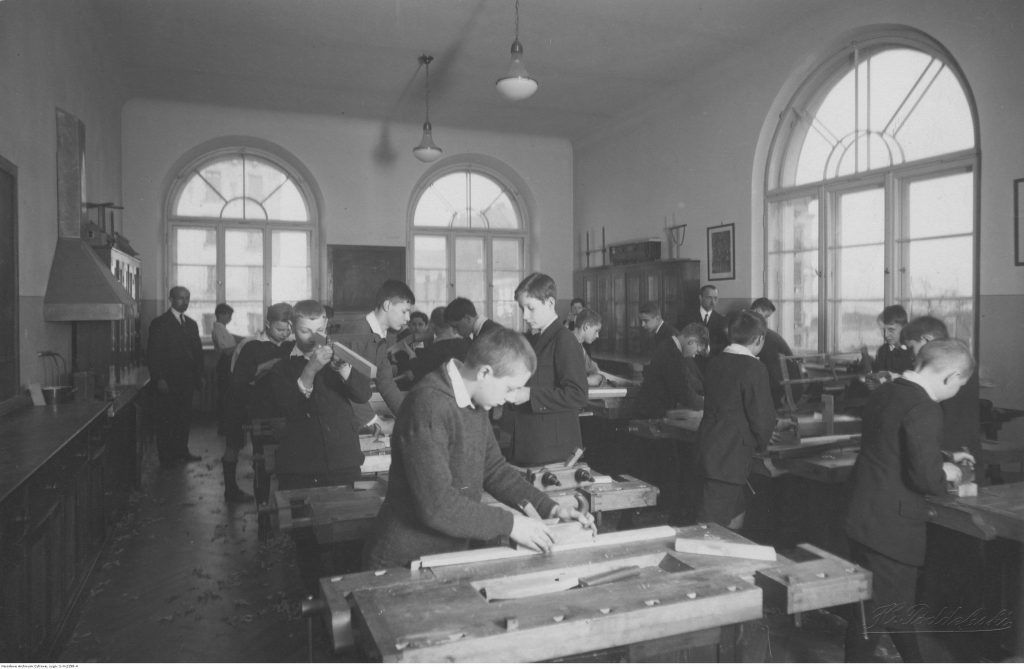 Świetnie wyposażona pracownia techniczna w gimnazjum im. S. Batorego, fot. Henryk Poddębski, Narodowe Archiwum Cyfrowe