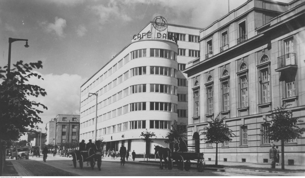 Widok gmachu Zakładu Ubezpieczeń Społecznych i kawiarni Bałtyk, po 1936 r., Fot. Roman Burzyński, Narodowe Archiwum Cyfrowe