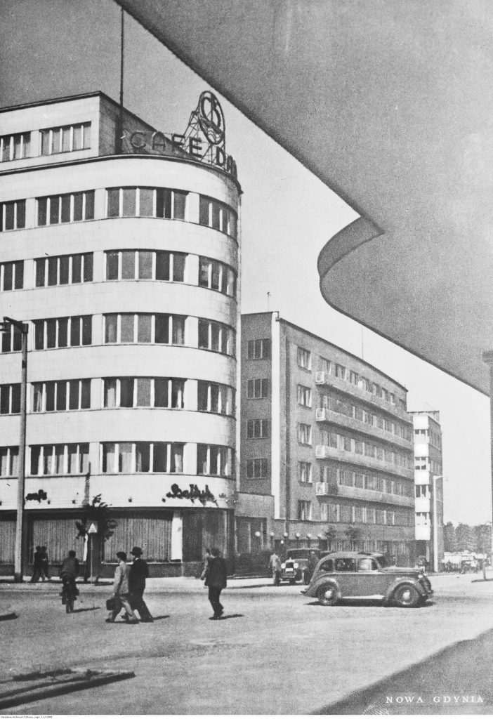 Widok gmachu Zakładu Ubezpieczeń Społecznych i kawiarni Bałtyk, po 1936 r., Narodowe Archiwum Cyfrowe