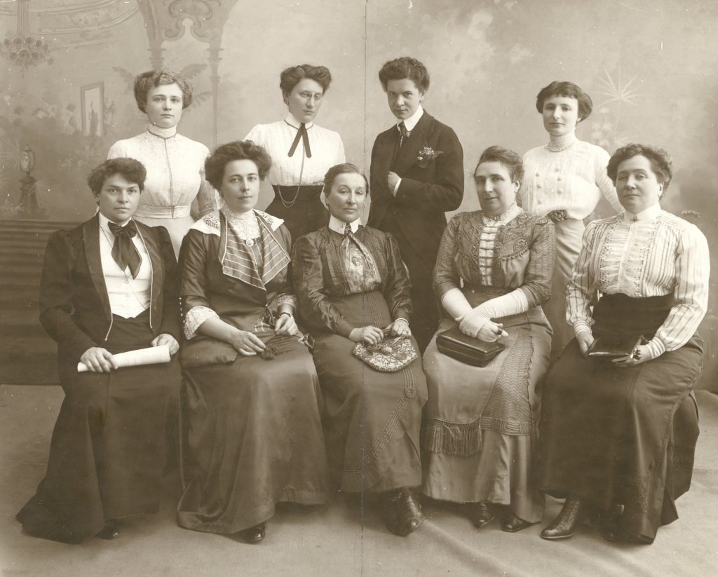 Komitet warszawski wystawy pracy kobiety polskiej w Pradze (pierwsza z lewej w dolnej rzędzie Justyna Budzińska-Tylicka), 25 czerwca 1912, Polona