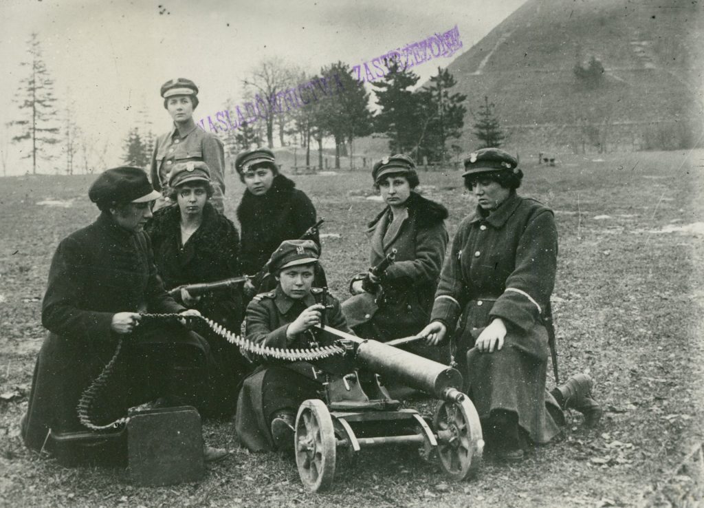 Legionistki z Ochotniczej Legii Kobiet we Lwowie przed Kopcem Unii Lubelskiej (z tyłu stoi Aleksandra Zagórska), fot. Marek Münz, ok. 1919-1920, Polona