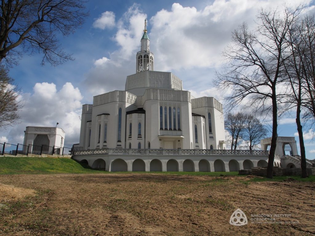 modernistyczny gmach kościoła