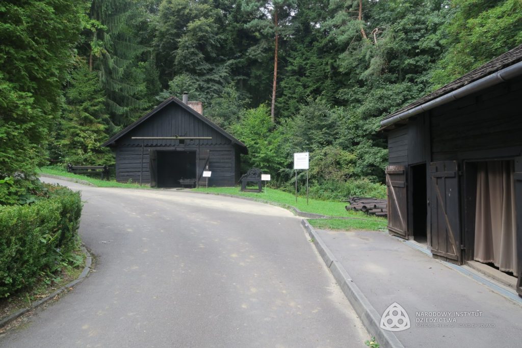 fragment jezdni z zabytkowymi zabudowaniami kopalnianymi obok