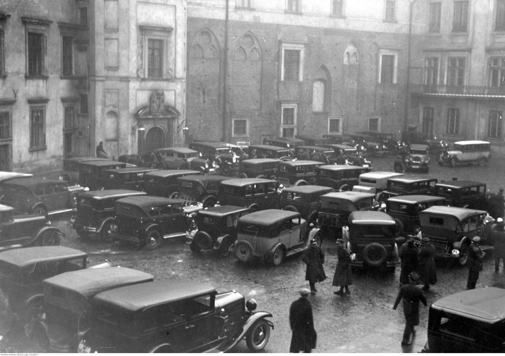 Warszawa 1933, samochody na dziedzińcu Zamku Królewskiego. Takie natężenie aut w jednym miejscu dziś jest normą, ale przed II wojną światową należało w Polsce do rzadkości. Fot. Narodowe Archiwum Cyfrowe