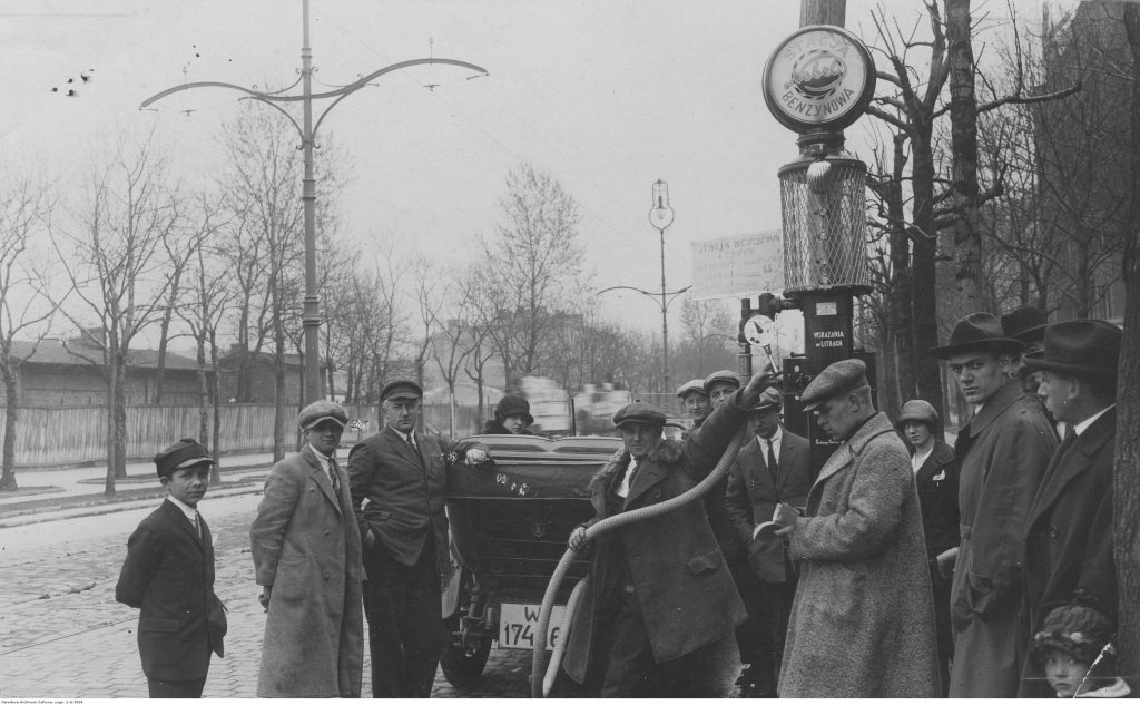 Warszawa 1925. Tankowanie na stacji benzynowej, tzw. pompie. Fot. Narodowe Archiwum Cyfrowe