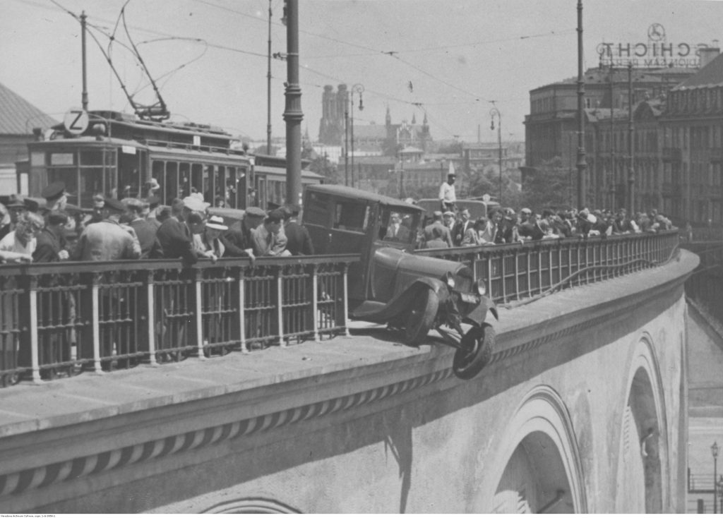 Warszawa 1938. Na zdjęciu widoczny wypadek drogowy na wiadukcie Panzera. W tle kościół św. Floriana i św. Michała Archanioła na Pradze. Fot. Narodowe Archiwum Cyfrowe