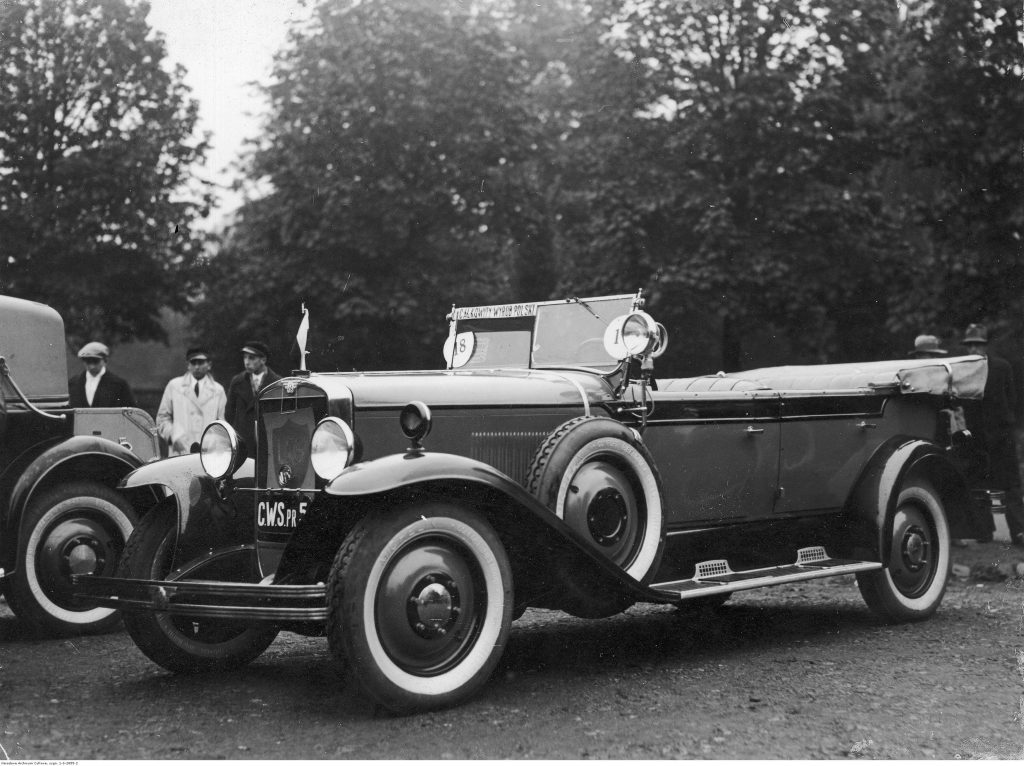 Warszawa 1930. Zaprojektowany i produkowany w Polsce CWS T-1 w wersji nadwozia torpedo, tj. czterodrzwiowy z otwartą kabiną. Fot. Narodowe Archiwum Cyfrowe