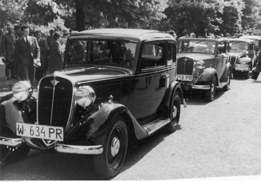 Warszawa 1936. Samochody Fiat wyprodukowane w Polsce. Dwa pierwsze auta to Polski Fiat 508, na dalszym planie – Fiat 500 Topolino. Fot. Narodowe Archiwum Cyfrowe