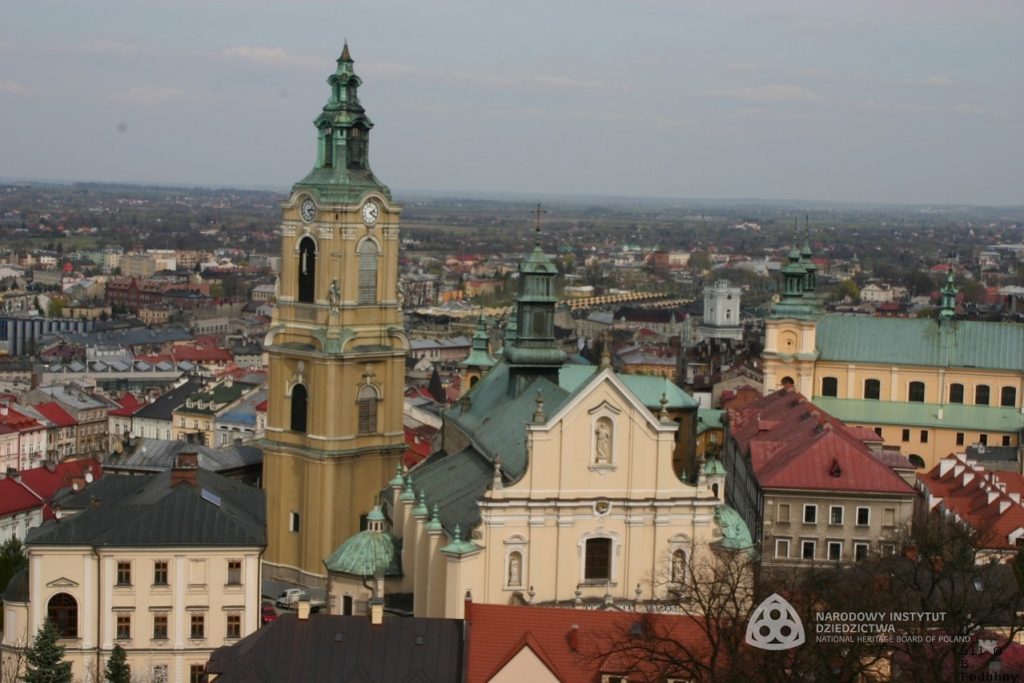 widok z lotu ptaka, na pierwszym planie katedra, dalej zabudowa miejska