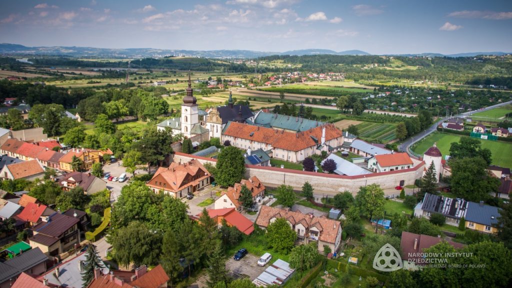 zdjęcie z lotu ptaka obejmujące całe założenie klasztorne i część zabudowy miejskiej
