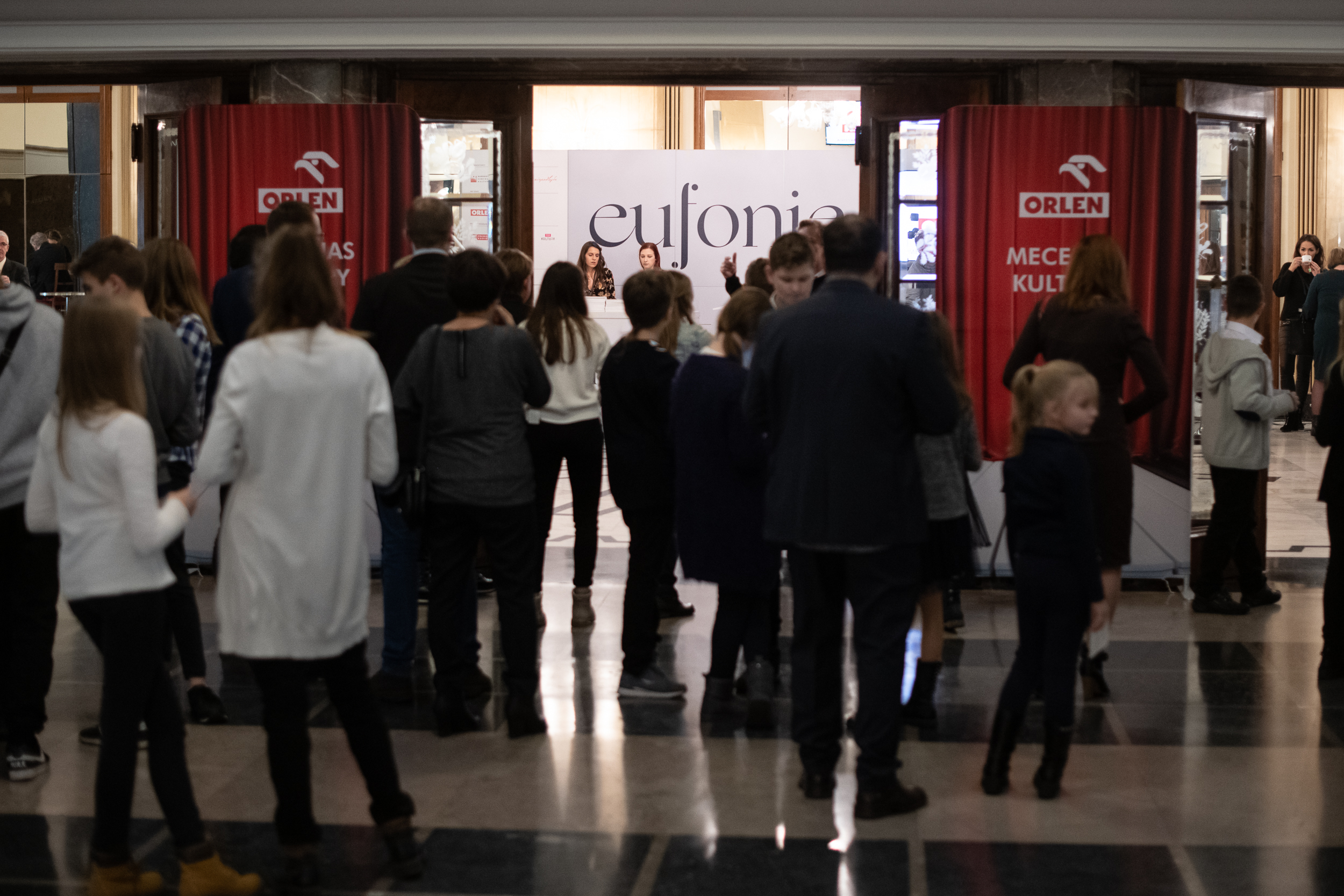 tłum przy wejściu do sali koncertowej