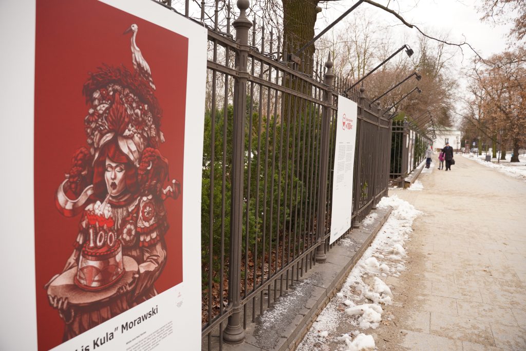 plansze zawieszone na płocie Łazienek Królewskich