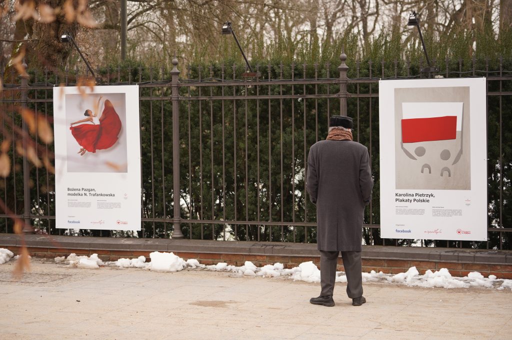 plansze zawieszone na płocie Łazienek Królewskich
