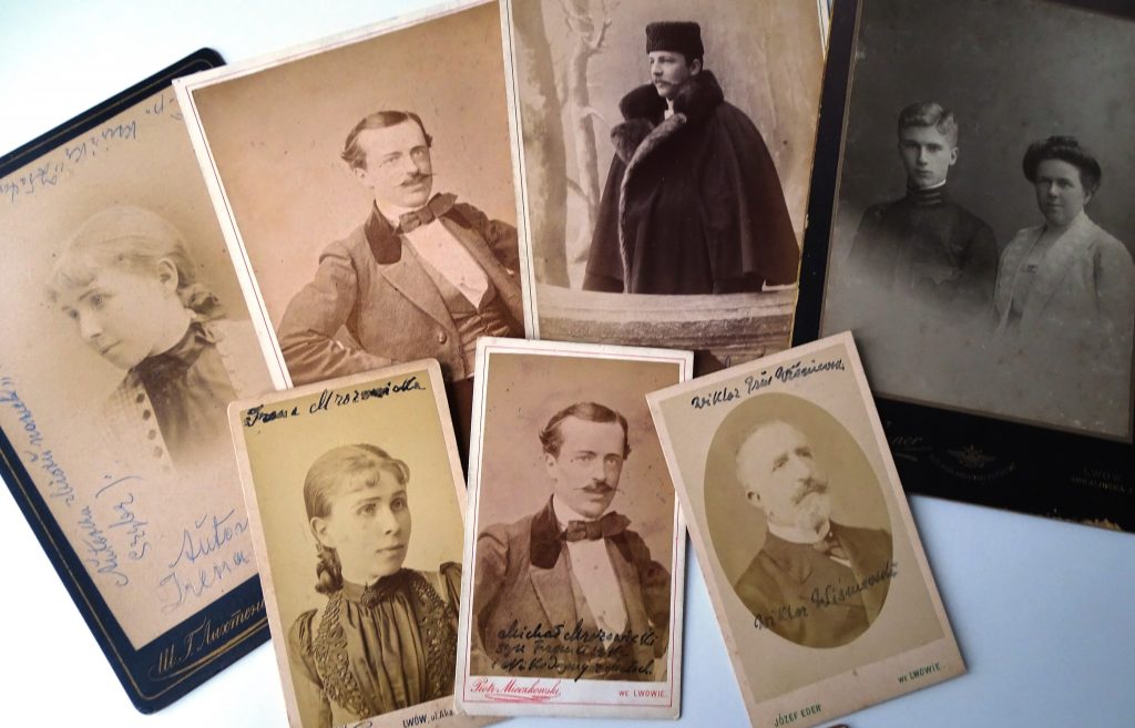 rozrzucone czarno-białe fotografie portretowe