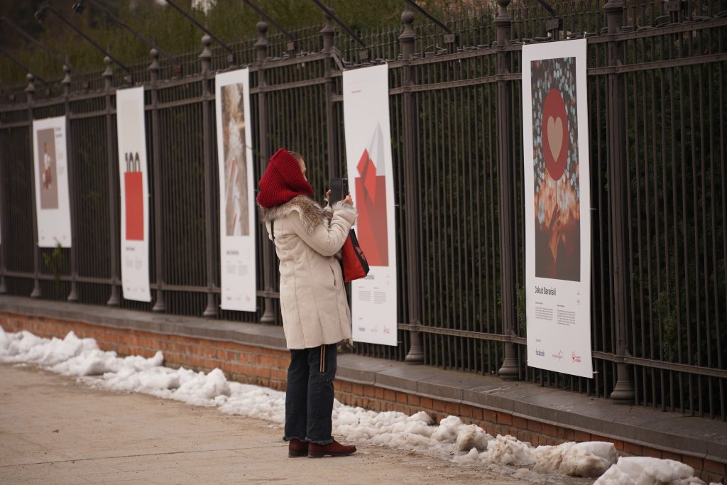 plansze zawieszone na płocie Łazienek Królewskich
