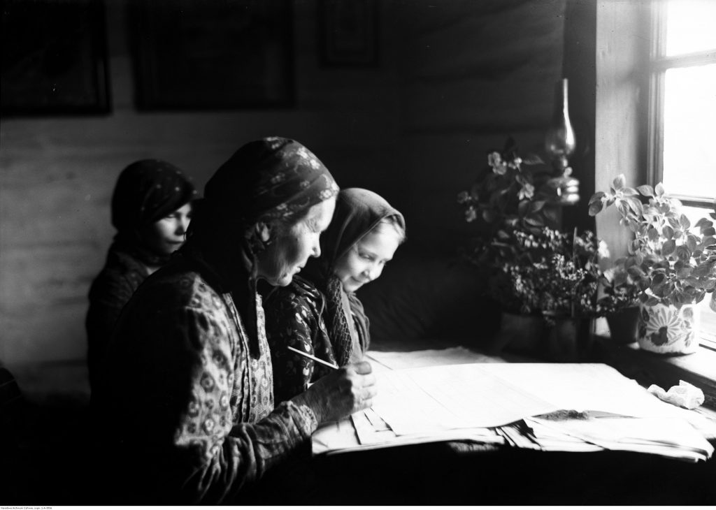 Wypełnianie arkuszy spisowych przez kobiety wiejskie z Bronowic k. Krakowa (1931), fot. Narodowe Archiwum Cyfrowe