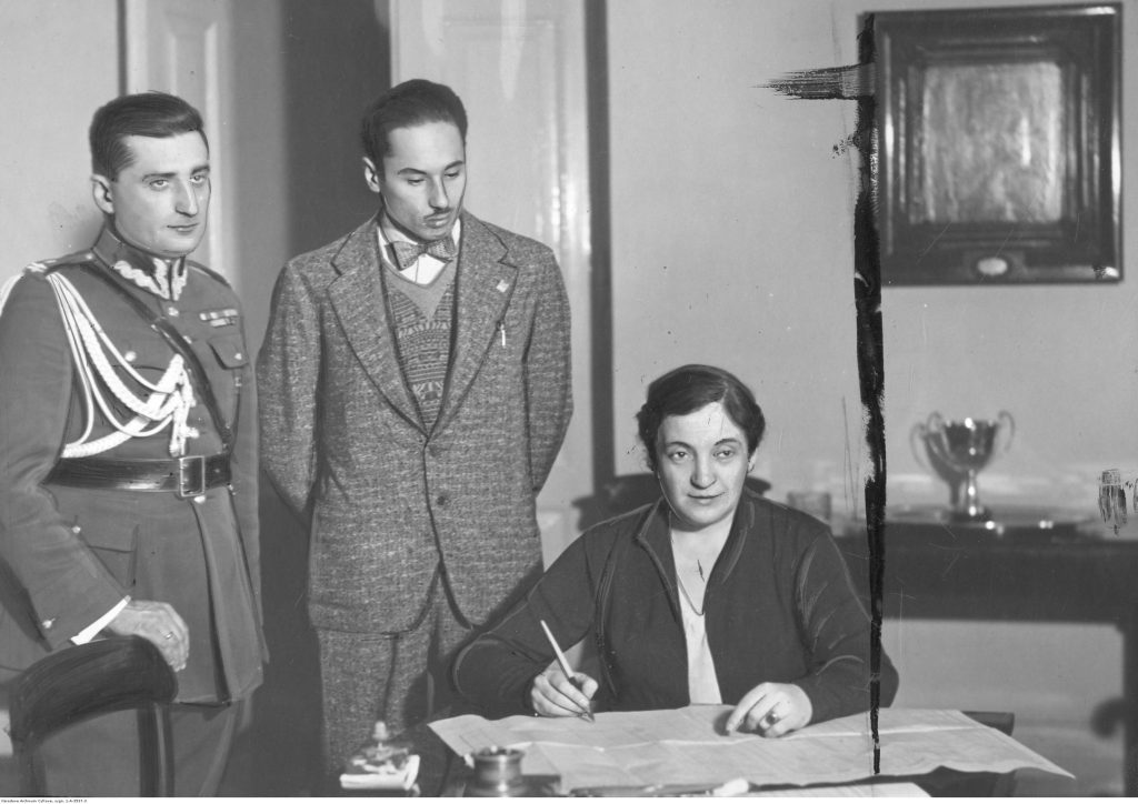 Aleksandra Piłsudska podczas wypełniania arkusza spisowego (1931) , fot. Narodowe Archiwum Cyfrowe