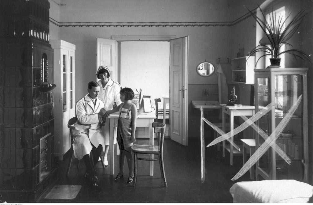 Poradnia Przeciwgruźlicza przy Ośrodku Zdrowia w Ciechocinku, 1931, fot. Narodowe Archiwum Cyfrowe