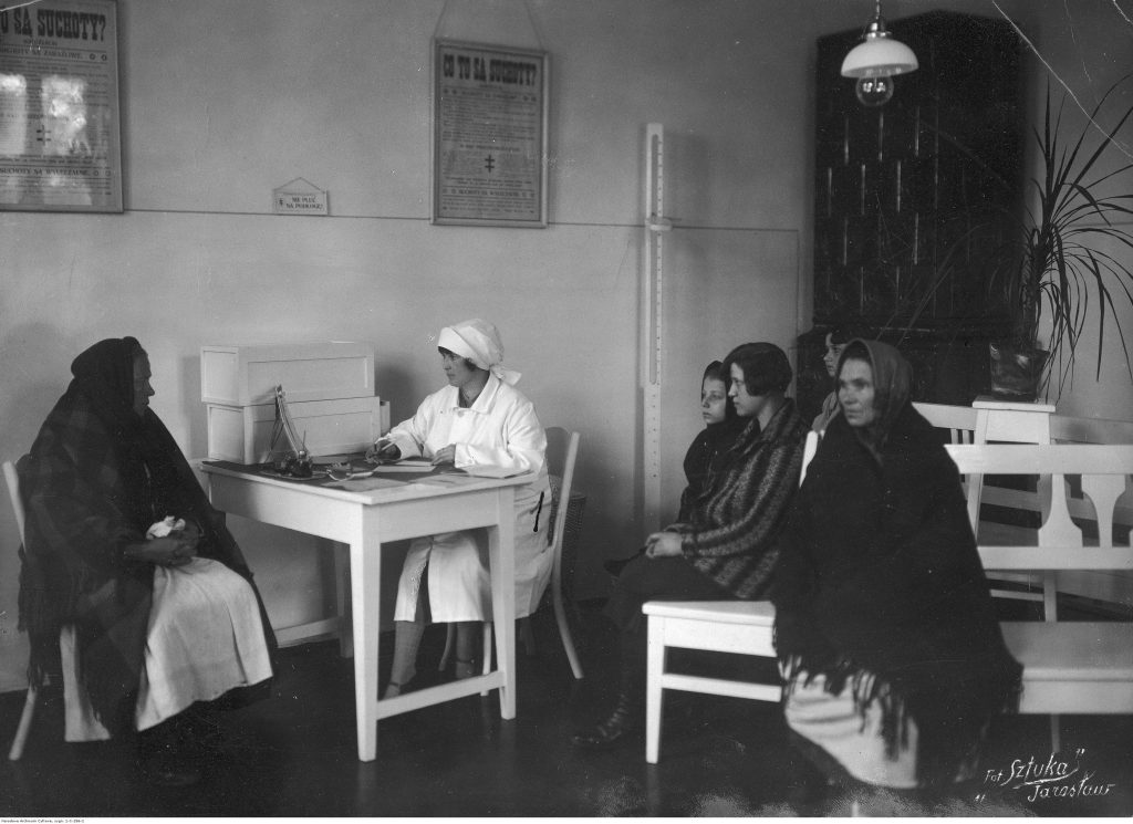 Poradnia Przeciwgruźlicza i Przeciwjagliczna przy Powiatowym Ośrodku Zdrowia w Jarosławiu, 1930, fot. Narodowe Archiwum Cyfrowe