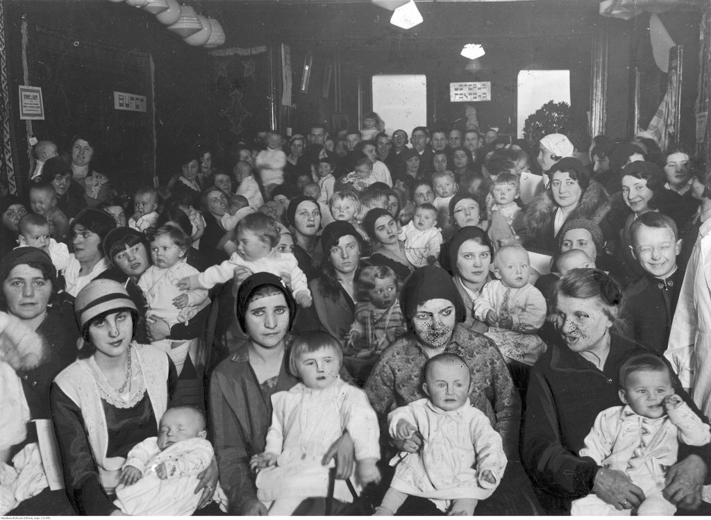 Grupa kobiet z dziećmi objęta opieką łódzkiej przychodni „Kropla Mleka”, 1932, fot. Narodowe Archiwum Cyfrowe