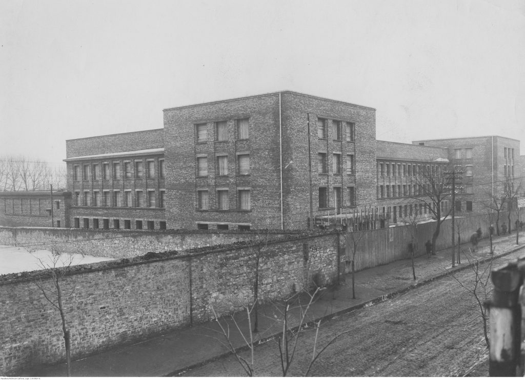 widok gmachu szkoły z cegły