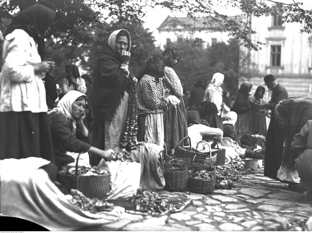 Kobiety sprzedające grzyby na Rynku w Przemyślu (1930), fot Narodowe Archiwum Cyfrowe