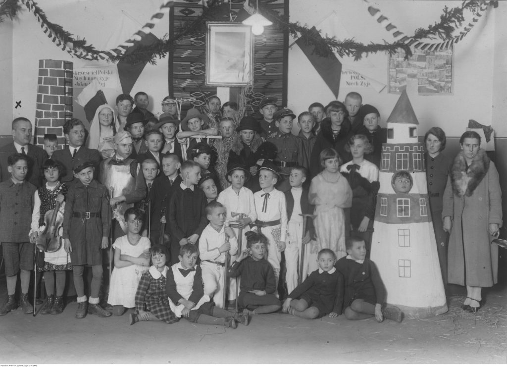 Uczniowie szkoły powszechnej im. Władysława Jagiełły w Chrzanowie, zdjęcie grupowe uczestników przedstawienia szkolnego, 1935, fot. NAC