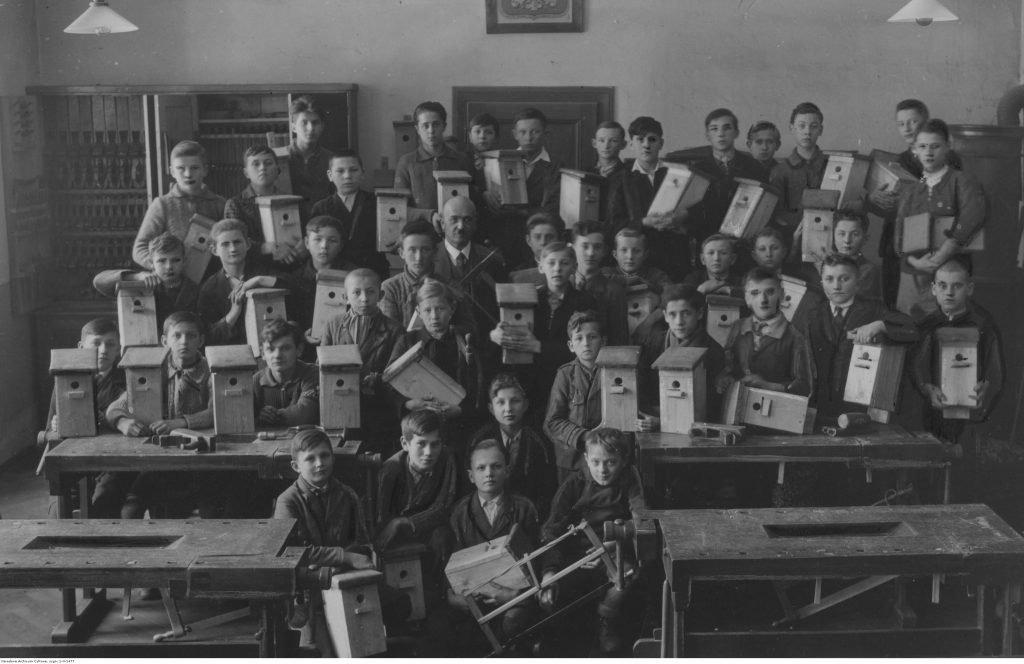 Uczniowie 8 klasy szkoły powszechnej im. Stanisława Hassewicza w Cieszynie z własnoręcznie wykonanymi budkami dla ptaków, 1936, fot. NAC