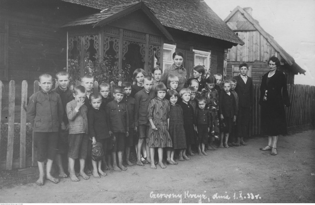 Uczniowie szkoły powszechnej w Czerwonym Krzyżu przed budynkiem szkolnym, 1933, fot. NAC