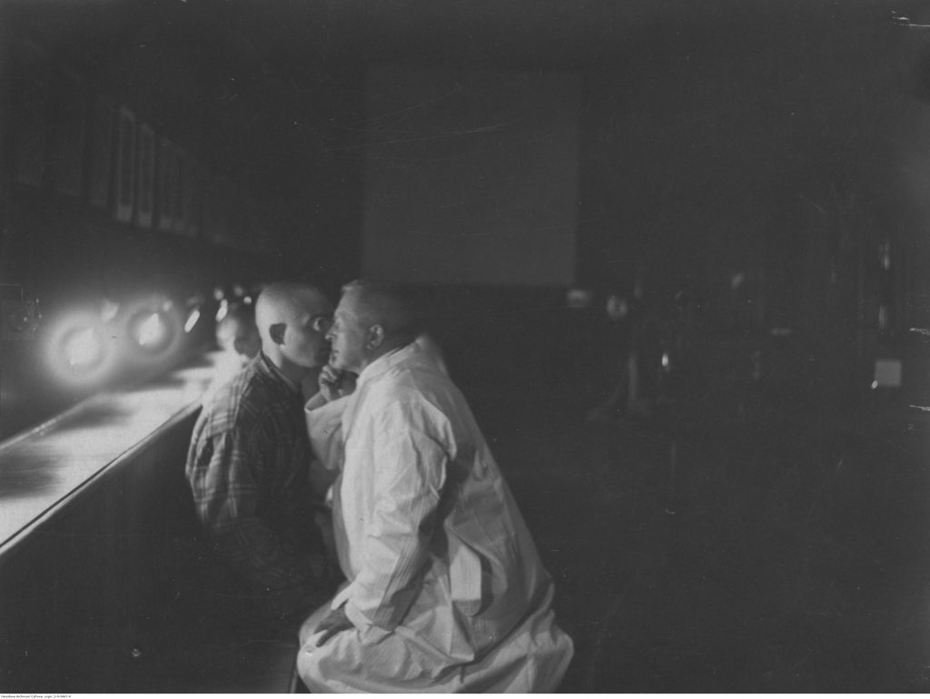 Lekarz badający chorego w klinice ocznej, Wydział Lekarski Uniwersytetu Stefana Batorego w Wilnie, 1928, fot. Narodowe Archiwum Cyfrowe