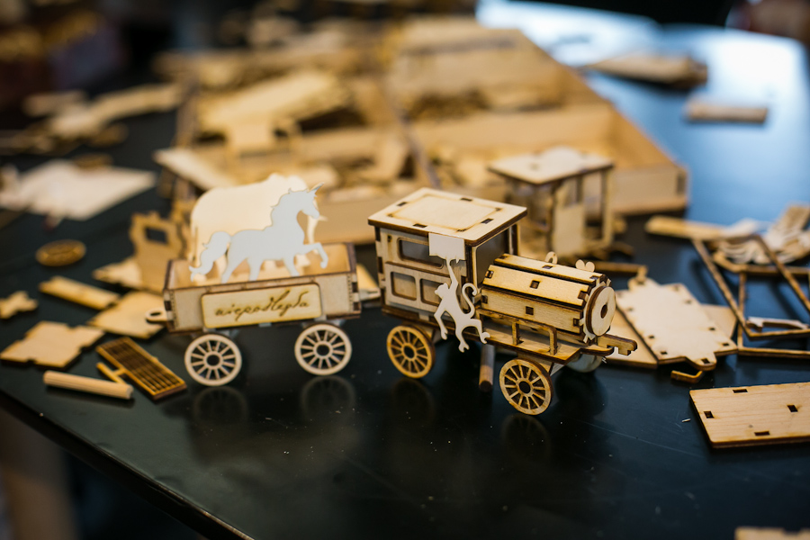 poskładany model warsztatowy, w tle inne elementy do składania